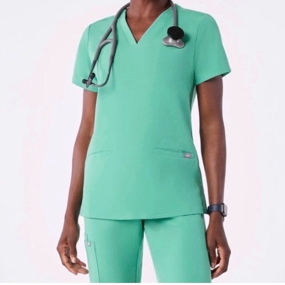 Figs Surgical Green Scrub Set - Picture 7 of 8